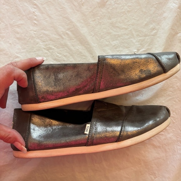 TOMS Alparagatas metallic silver hole flexs Slip-On flats
SZ 8 NWOT main image 7
